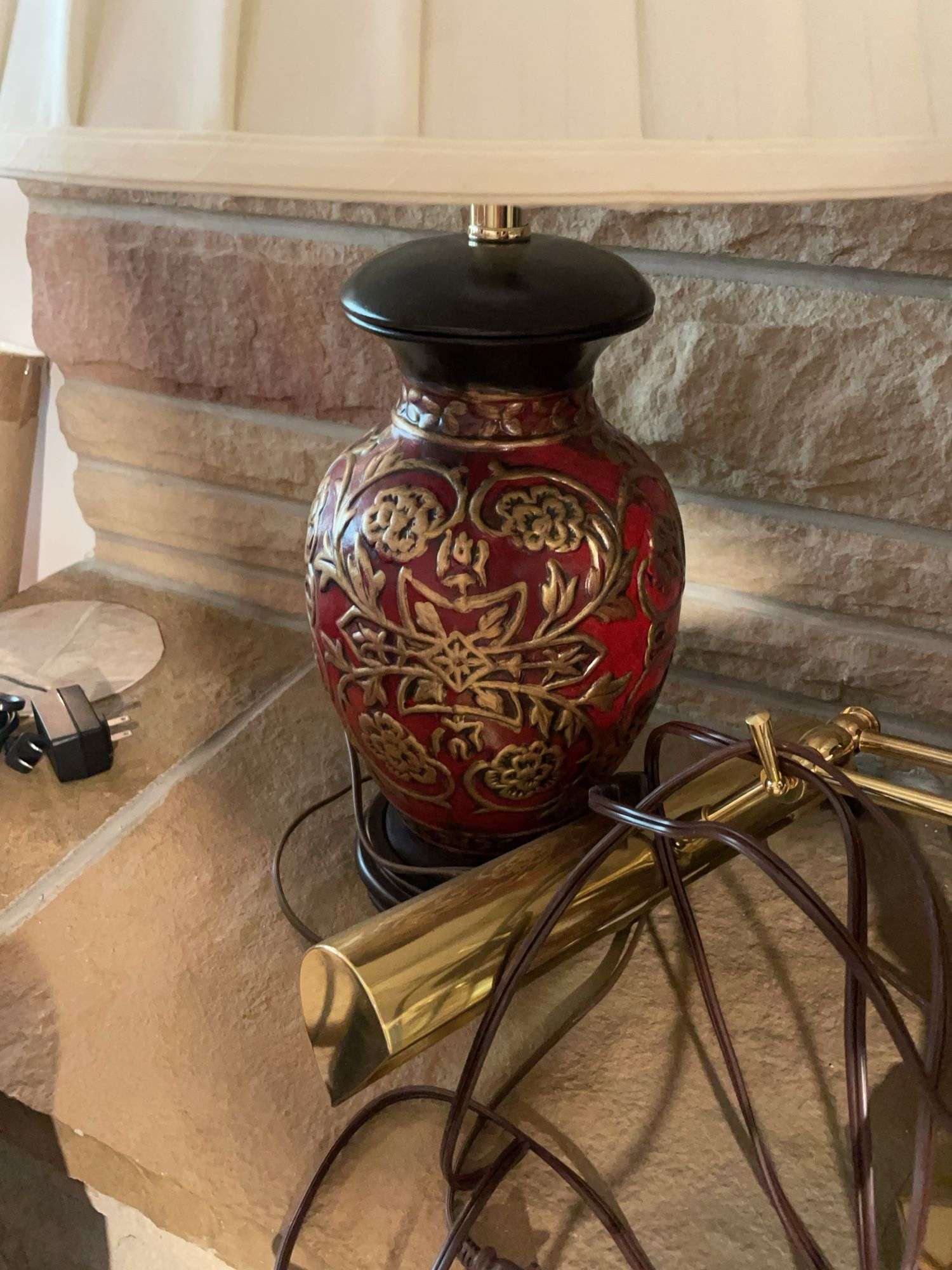 (2) matching lamps, desk lamp, and vases