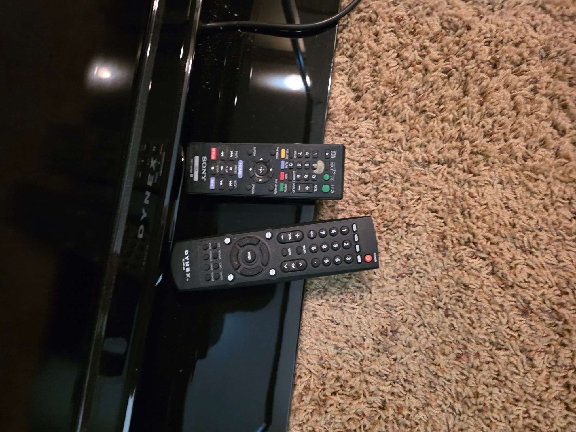 Dynex tv screen w/remotes