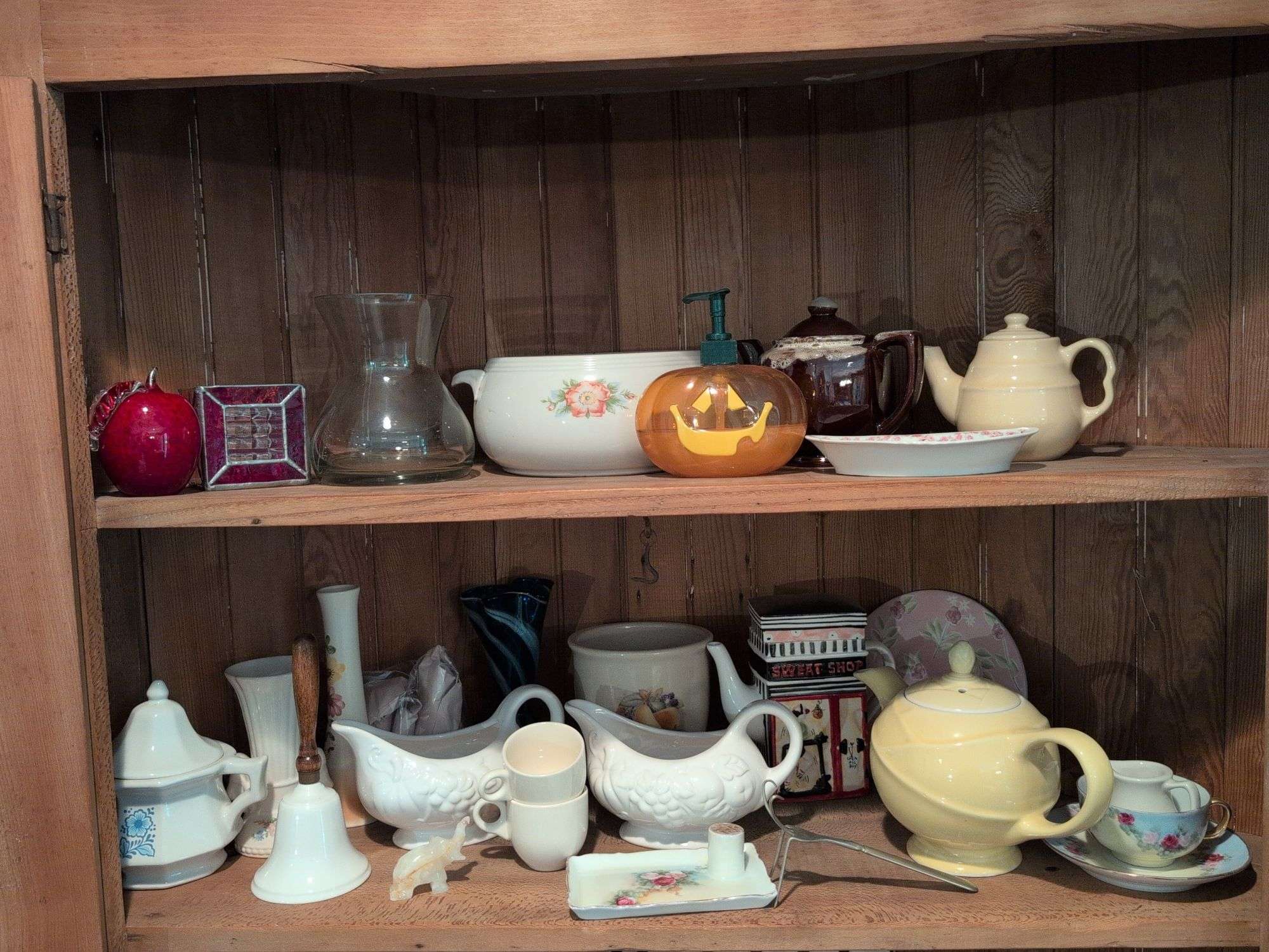 (2) shelves of decorative glassware pieces