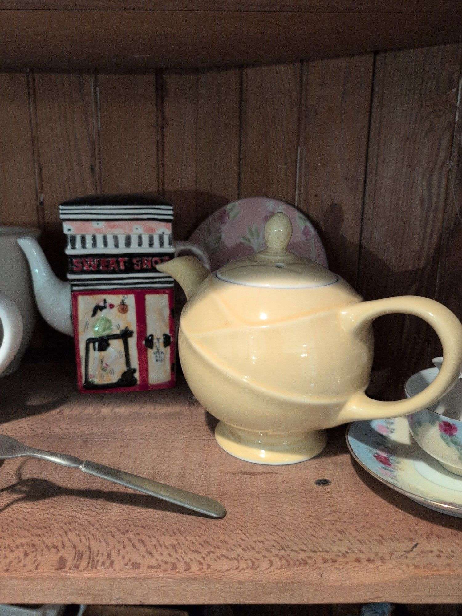 (2) shelves of decorative glassware pieces