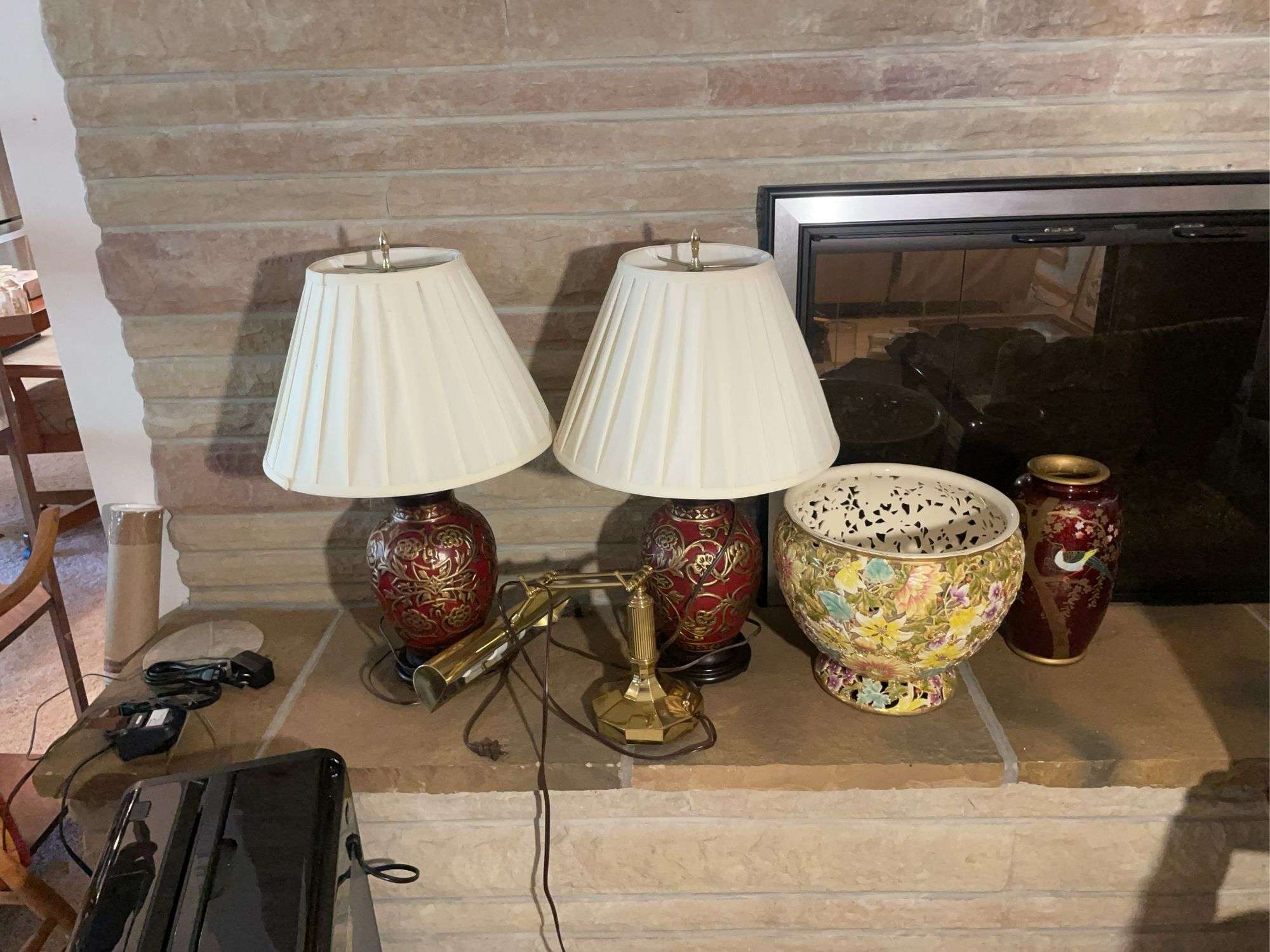 (2) matching lamps, desk lamp, and vases
