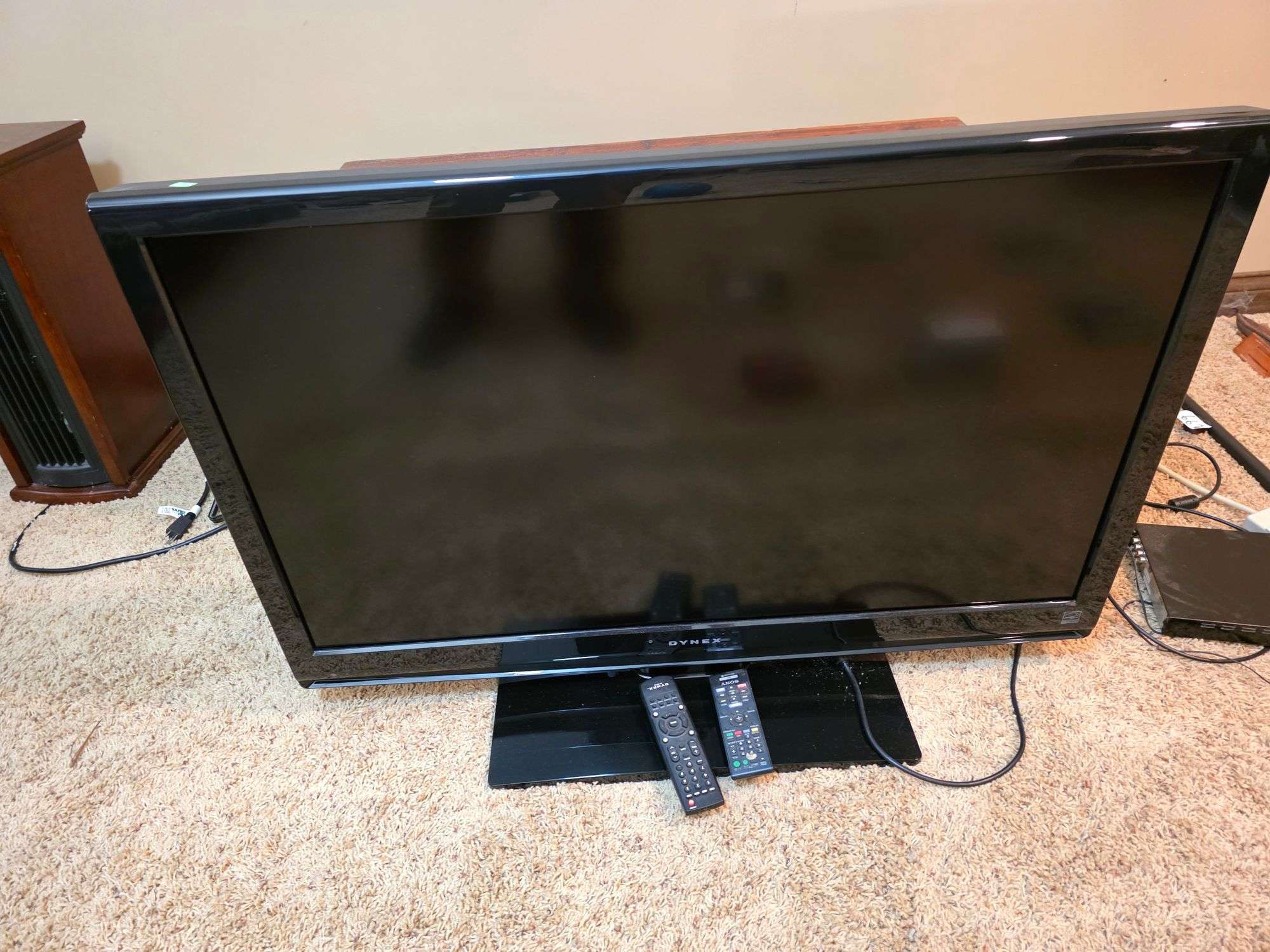 Dynex tv screen w/remotes