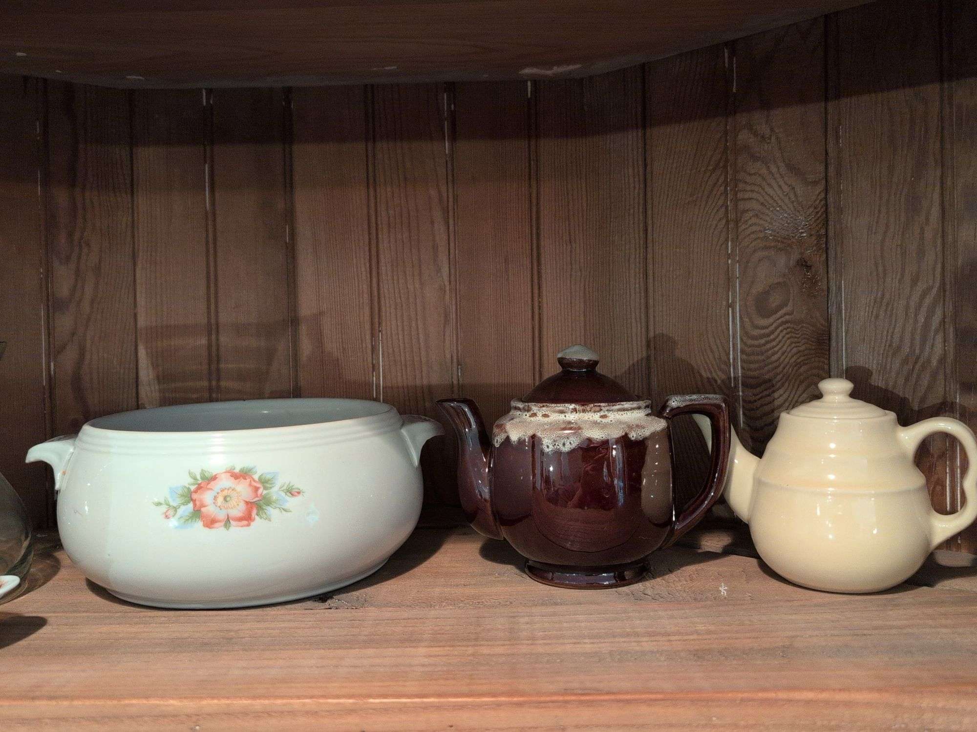 (2) shelves of decorative glassware pieces