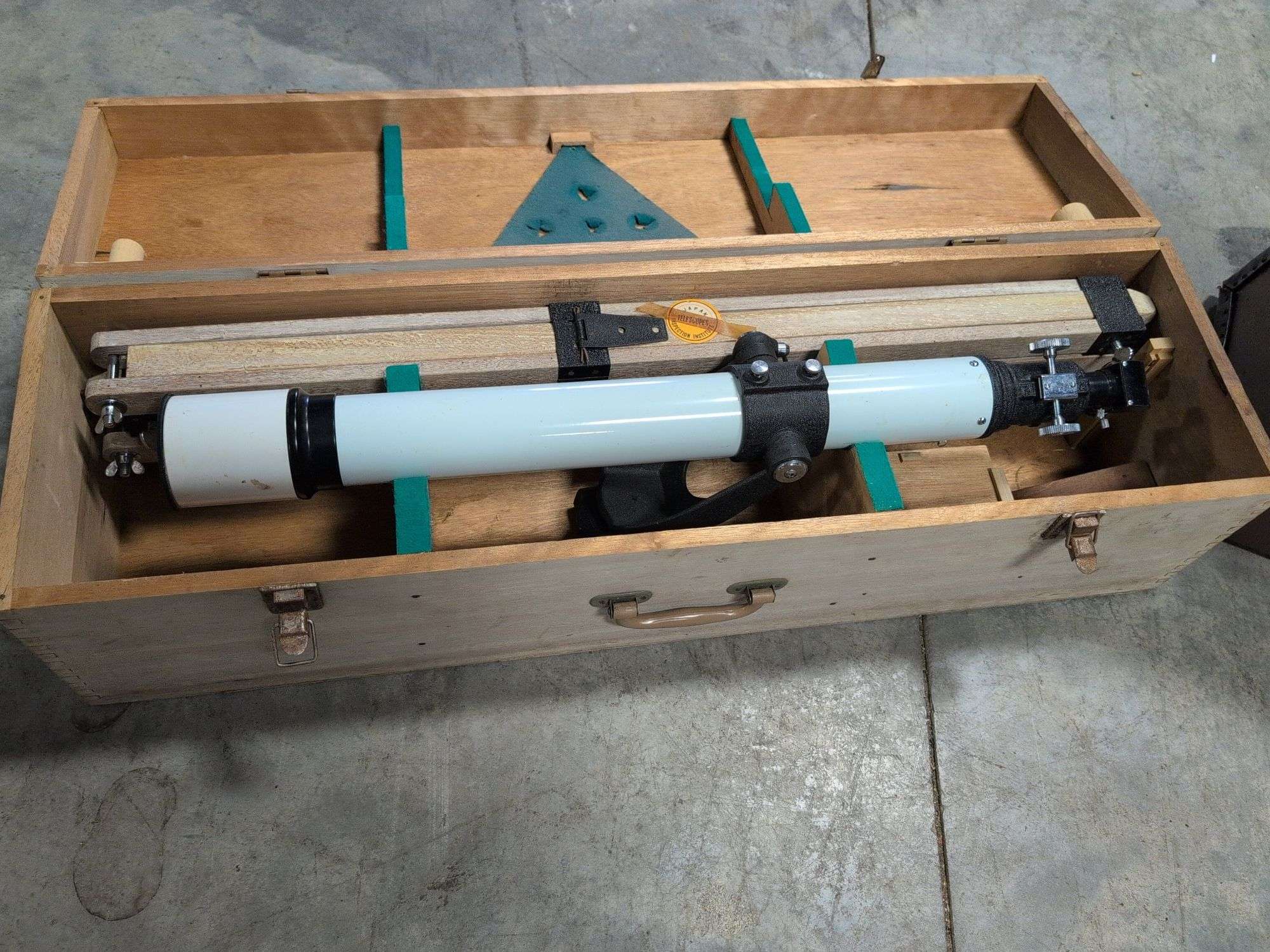 Astronomical telescope and storage trunk
