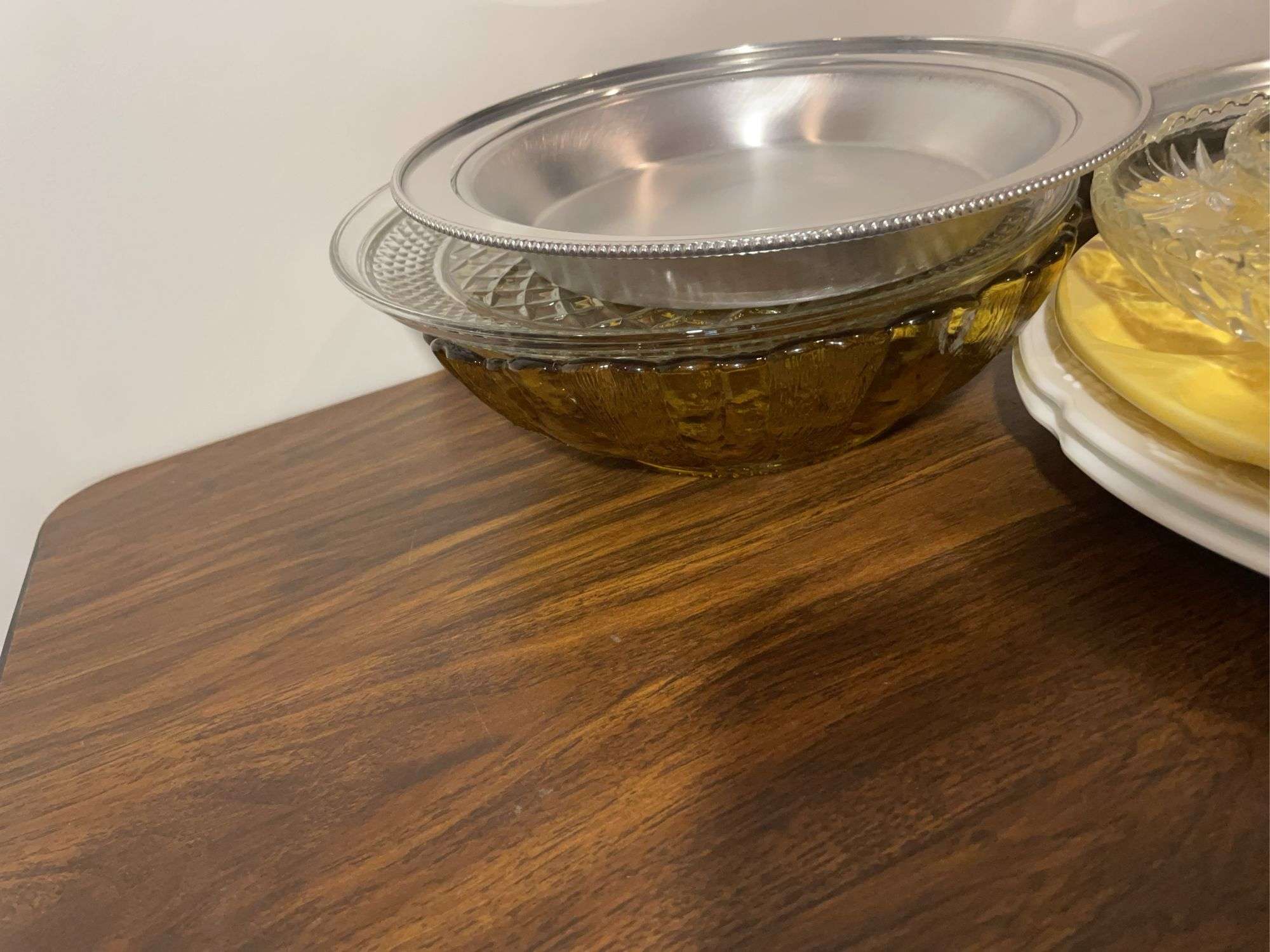 Miscellaneous serving dishes and trays