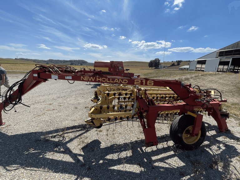 NH 216 foldup hay rake