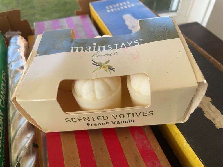 Lot of Christmas items & others including small Christmas tins, bottle stopper set, candles, 2-carat