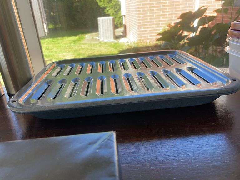 Lot of kitchen items including Rubbermaid containers, cupcake & cake pan & more