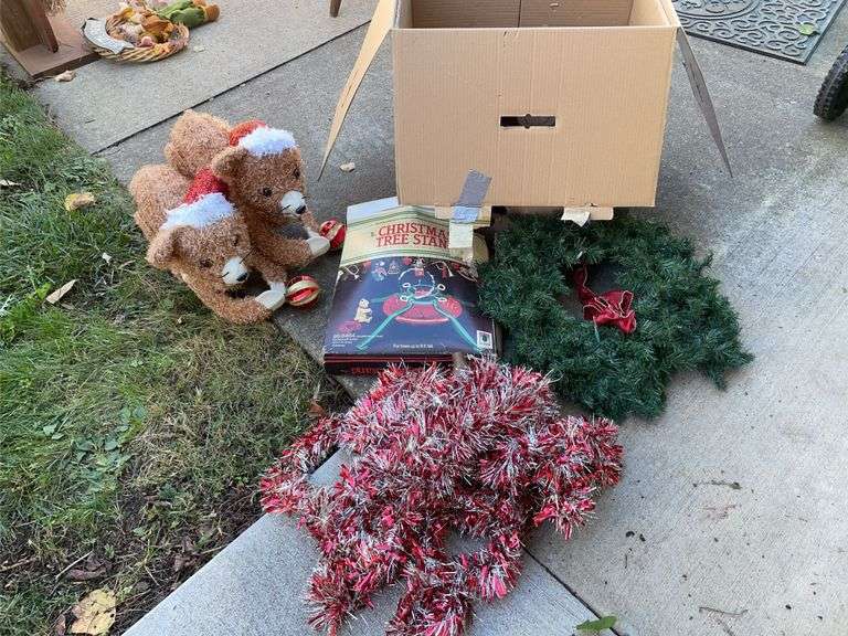 Wreath, decorative christmas figurines & Christmas tree stand