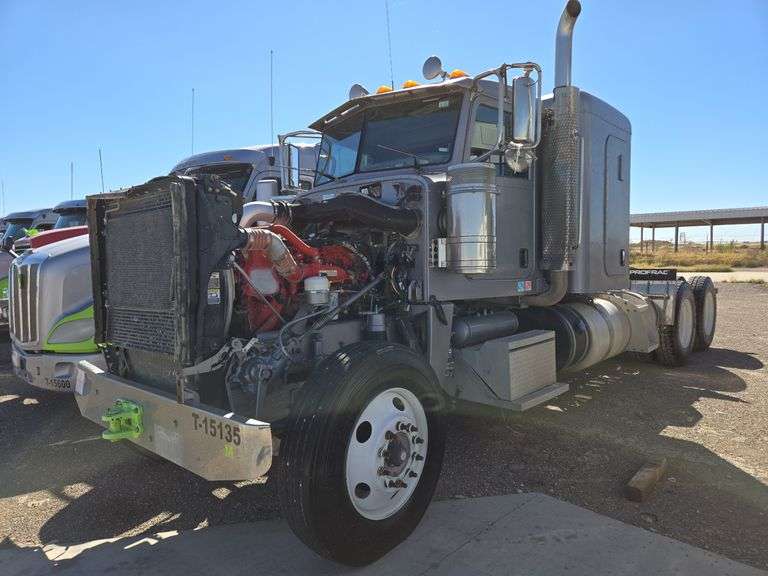 2015 Peterbilt 389 Showing 422,695 mi, hrs unknown- doesn't run