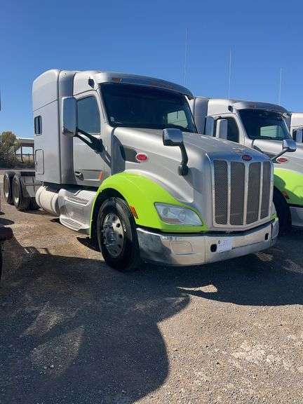 2015 Peterbilt 579 Showing 438,622 mi, 18,102 hrs- runs