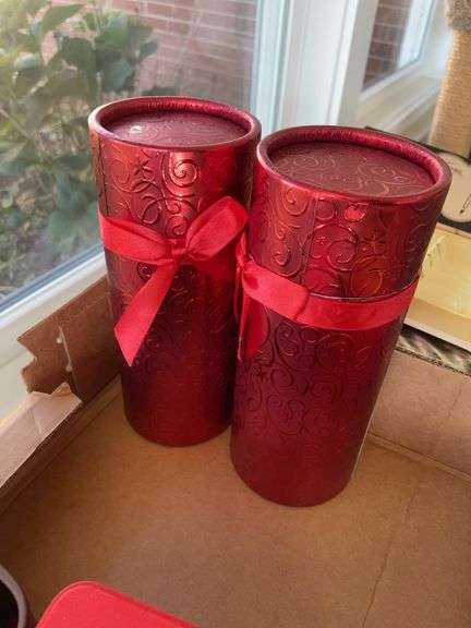 Lot of Christmas items & others including small Christmas tins, bottle stopper set, candles, 2-carat