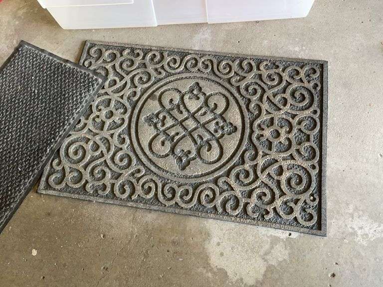 (2) rugs, umbrella, US flag kit & tote