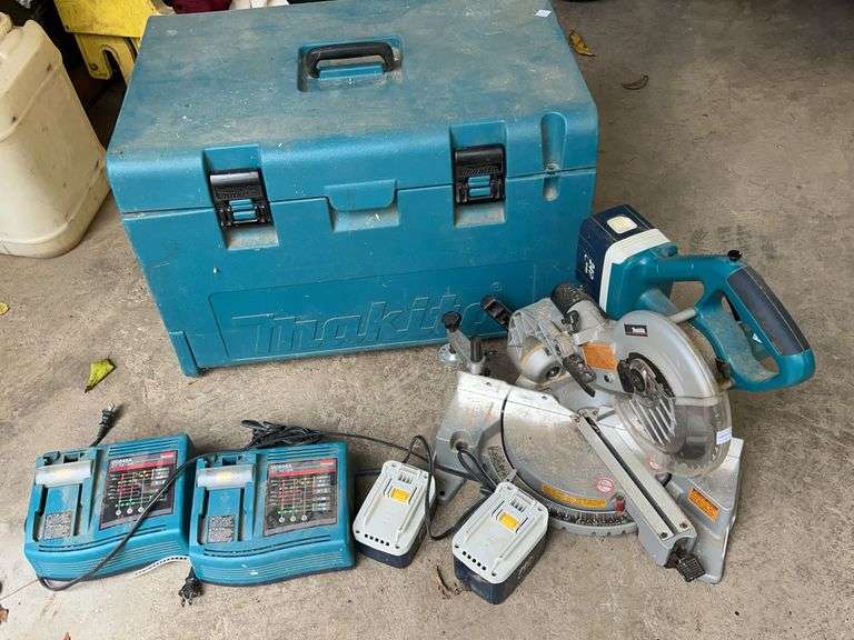 Makita Battery Saw with 3 Batteries, 2 Chargers & Case