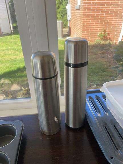 Lot of kitchen items including Rubbermaid containers, cupcake & cake pan & more