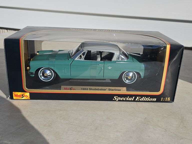 MAISTO 1953 STUDEBAKER STARLINER 1:18 SCALE IN BOX