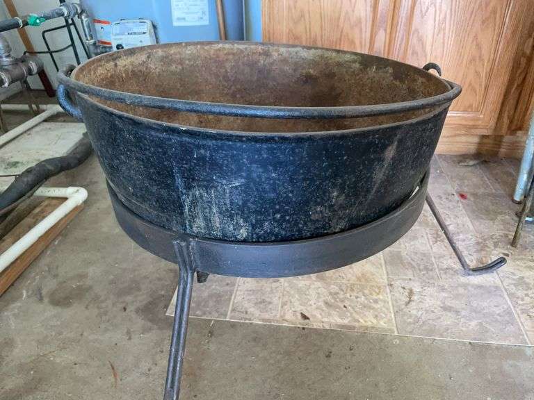 Large cast iron kettle w/ stand