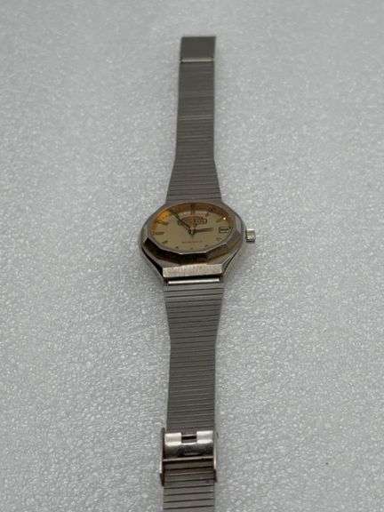 Consol Quartz Watch With Date