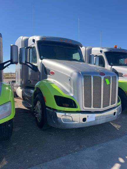 2015 Peterbilt 579 Showing 381,807 mi, hrs unknown- runs