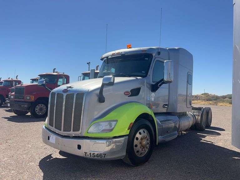 2015 Peterbilt 579 Showing 446,701 mi, 20,844 hrs- runs
