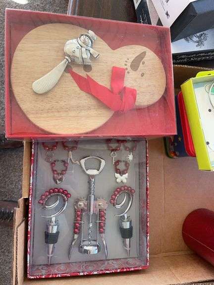 Lot of Christmas items & others including small Christmas tins, bottle stopper set, candles, 2-carat