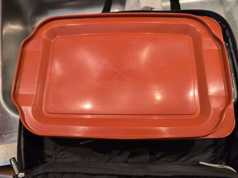 Pyrex portable food carrier set