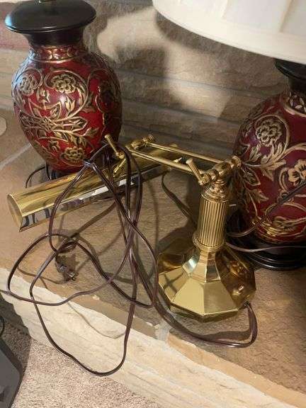 (2) matching lamps, desk lamp, and vases