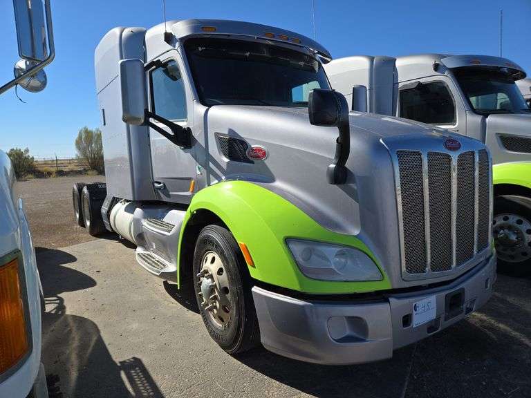 2015 Peterbilt 579 Showing 455,101 mi, hrs unknown- runs