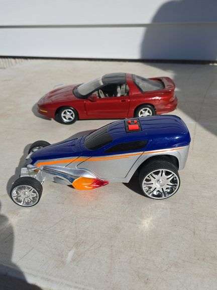 ERTL 1996 PONTIAC 1:18 SCALE CAR AND BATTERY OPERATED CAR