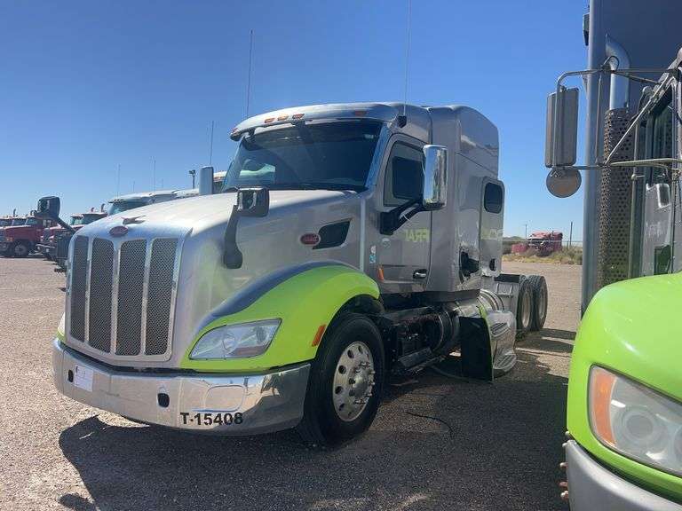 2015 Peterbilt 579 showing 428,226 mi, hrs unknown- runs