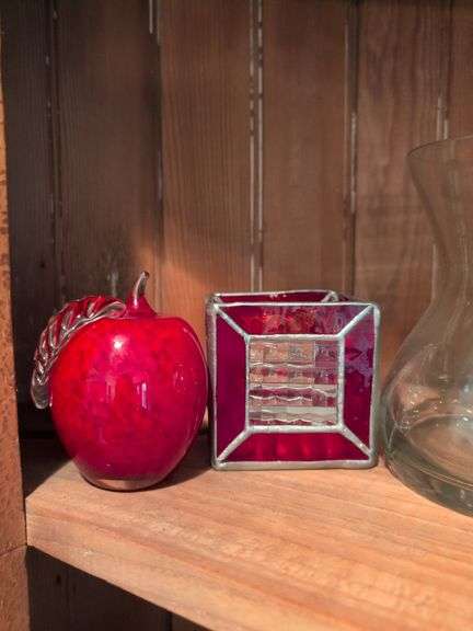 (2) shelves of decorative glassware pieces