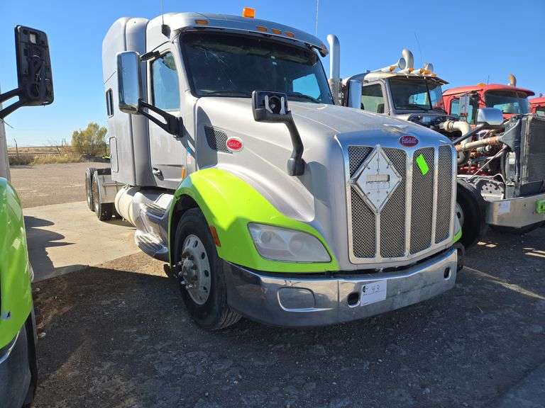 2015 Peterbilt 579 Showing 506,880 mi, 20,213 hrs- runs