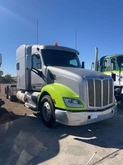 2015 Peterbilt 579 Showing 427,908 mi, 22,792 hrs- runs