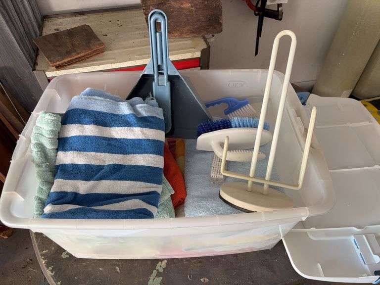 Tote w/ kitchen rags & misc. cleaning brushes & items