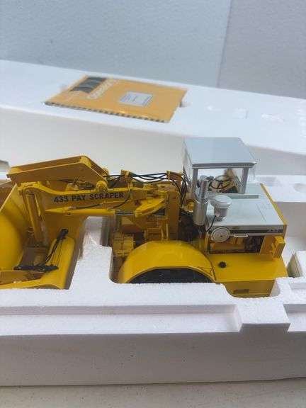 International Harvester 433 Dual Engine Pay Scraper 1/25 Scale-First Gear