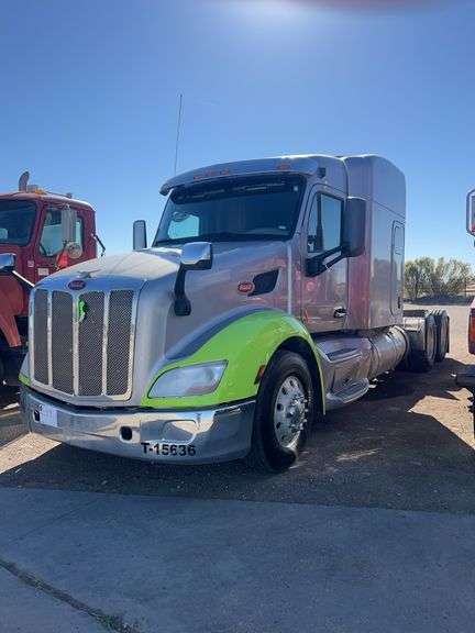 2015 Peterbilt 579 Showing 353,892 mi, 26,284 hrs- runs