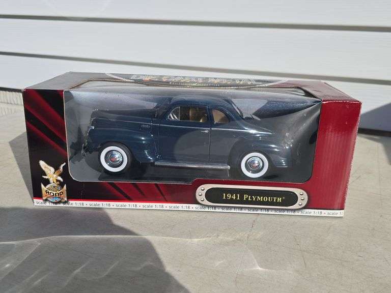 ROAD SIGNATURES 1941 PLYMOUTH 1:18 SCALE IN BOX