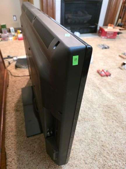 Dynex tv screen w/remotes