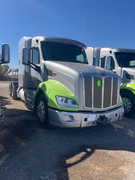 2015 Peterbilt 579 Showing 741,061 mi, 10,749 hrs- runs