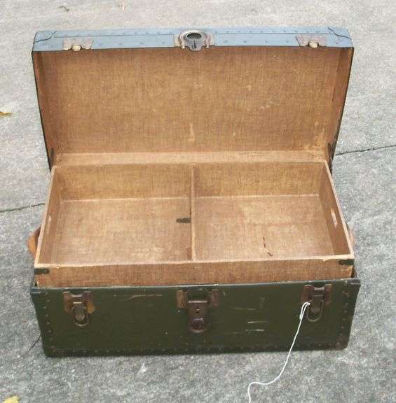 TRUNK WITH LOCK AND KEY SET