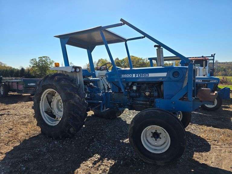 Ford 6600 Tractor w/canopy does have 3pt draw bars and top link