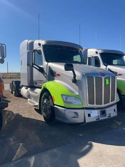 2015 Peterbilt 579 Showing 451,661 mi, 11,179 hrs- runs