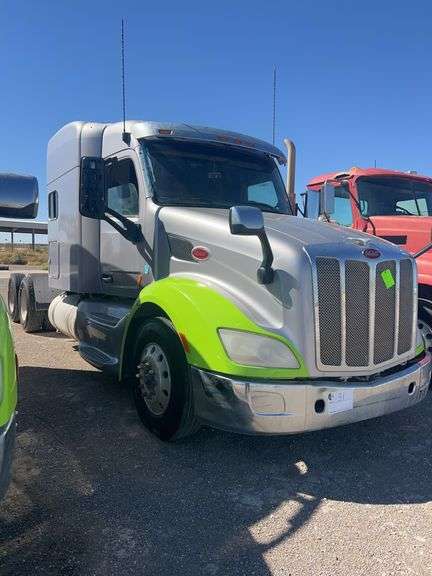 2015 Peterbilt 579 Showing 421,960 mi, 14,639 hrs- runs