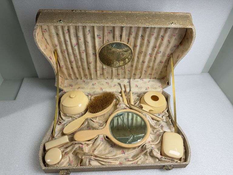 VINTAGE VANITY DRESSER SET