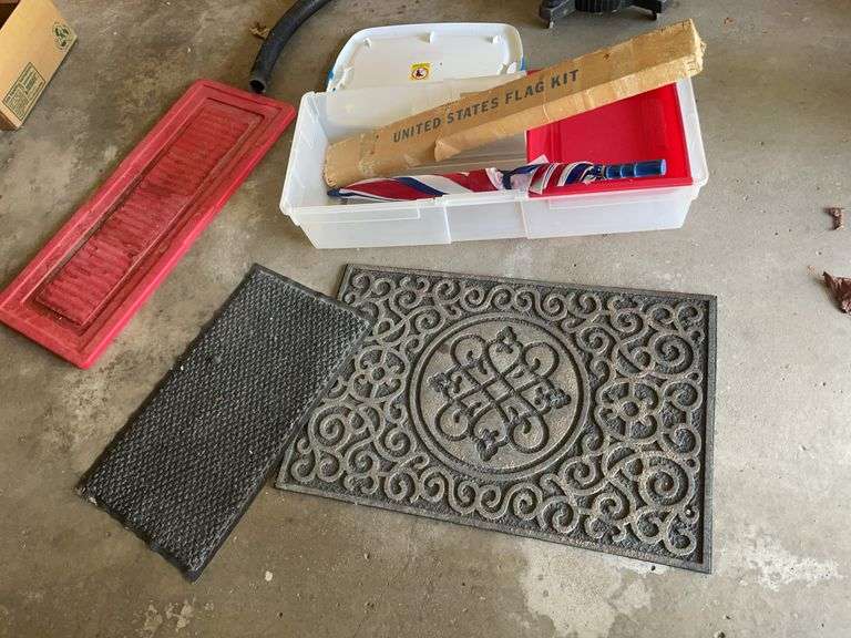 (2) rugs, umbrella, US flag kit & tote