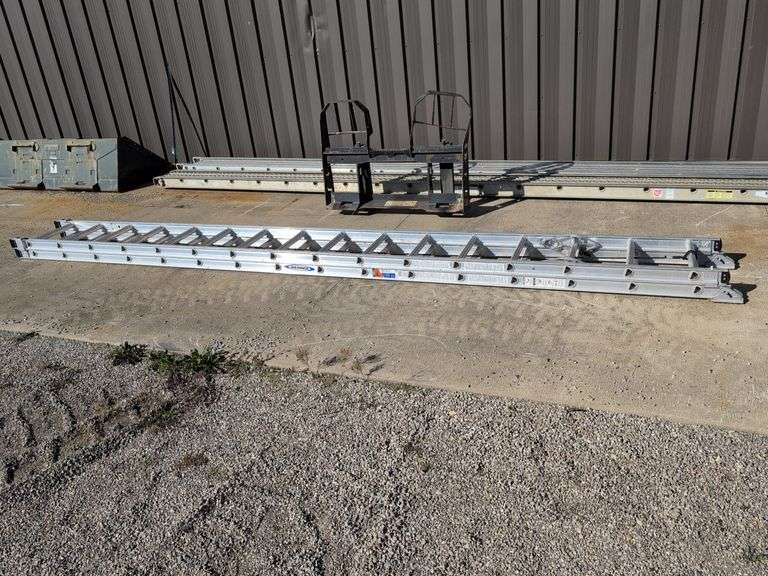 Werner 32' extension ladder - good condition