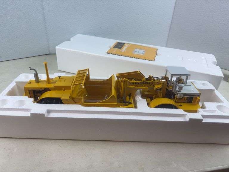 International Harvester 433 Dual Engine Pay Scraper 1/25 Scale-First Gear