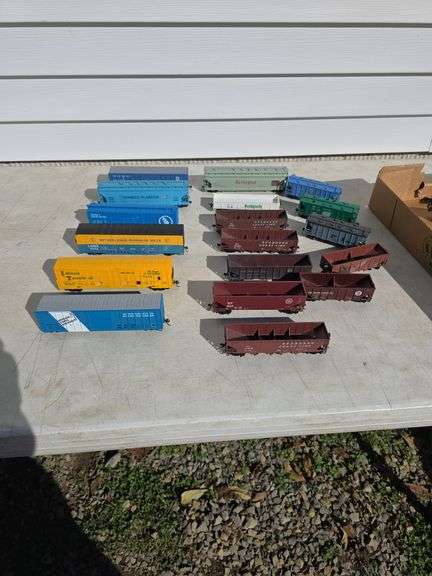 LOT OF TRAIN CARS