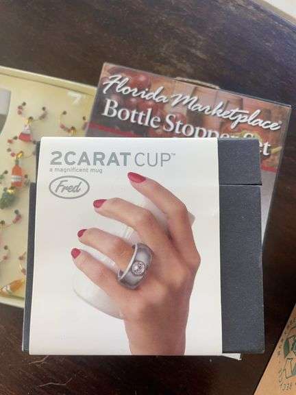 Lot of Christmas items & others including small Christmas tins, bottle stopper set, candles, 2-carat