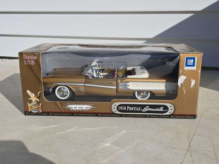 ROAD SIGNATURES 1958 PONTIAC BONNEVILLE 1:18 SCALE IN BOX
